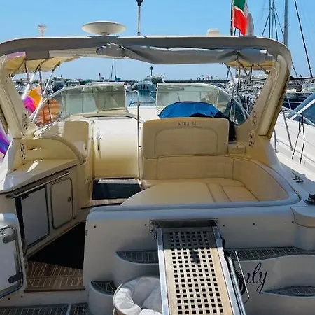 Boat Hotel na wodzie *