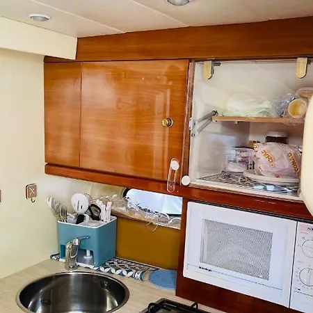 Boat Hotel na wodzie *